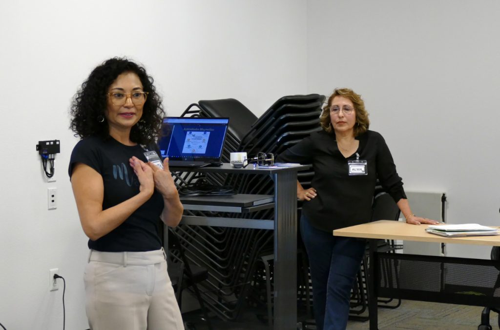 L1350132 Edith Fuentes habla en una sesión de Dale la mano a la que va llegando.
