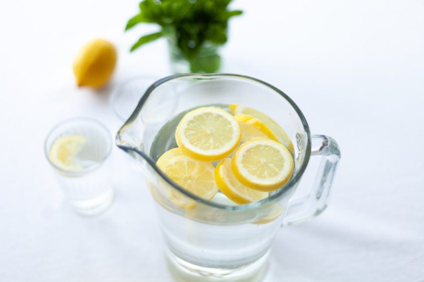 un vaso con agua y limón