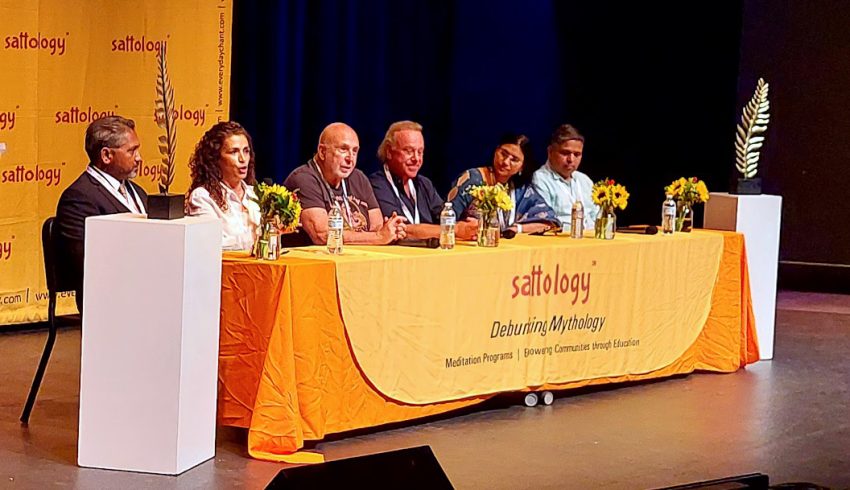 seis personas en un panel de discusión