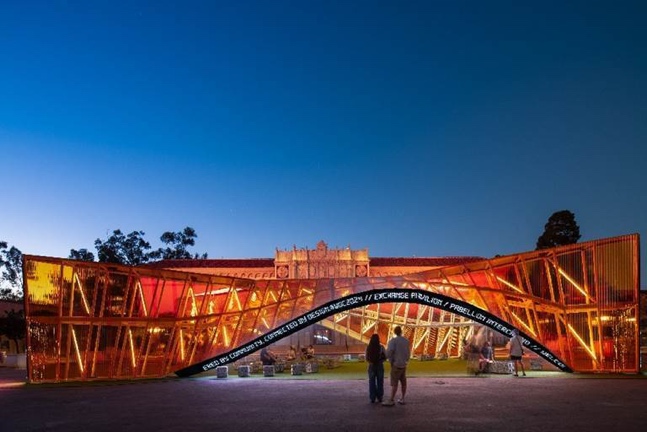 Estructura de madera y luces