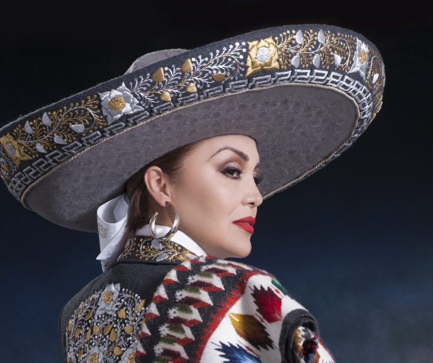 La cantante mexicana Aída Cuevas con sombrero de charro