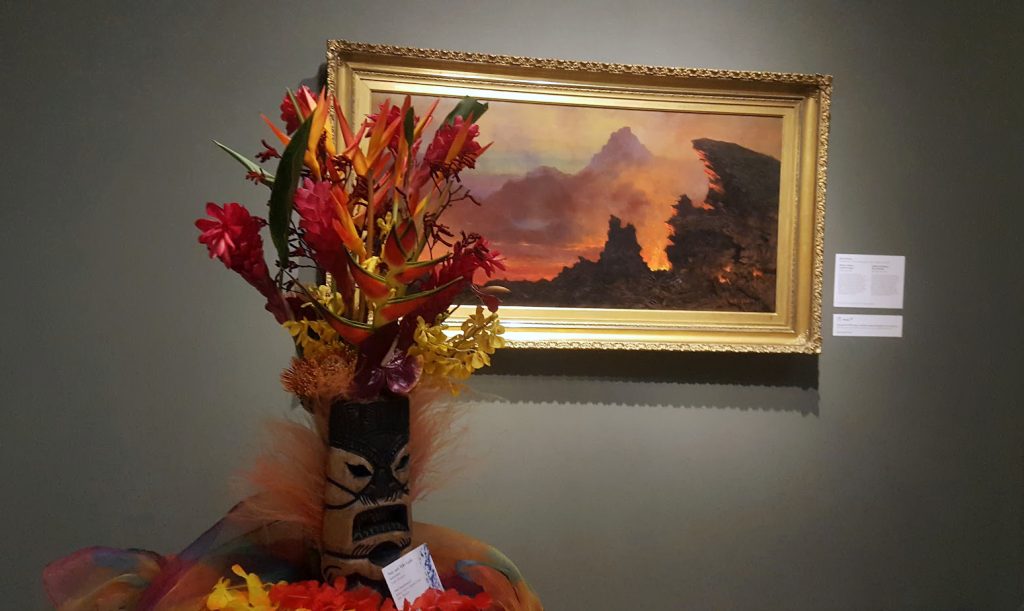 Flores y una pintura detrás