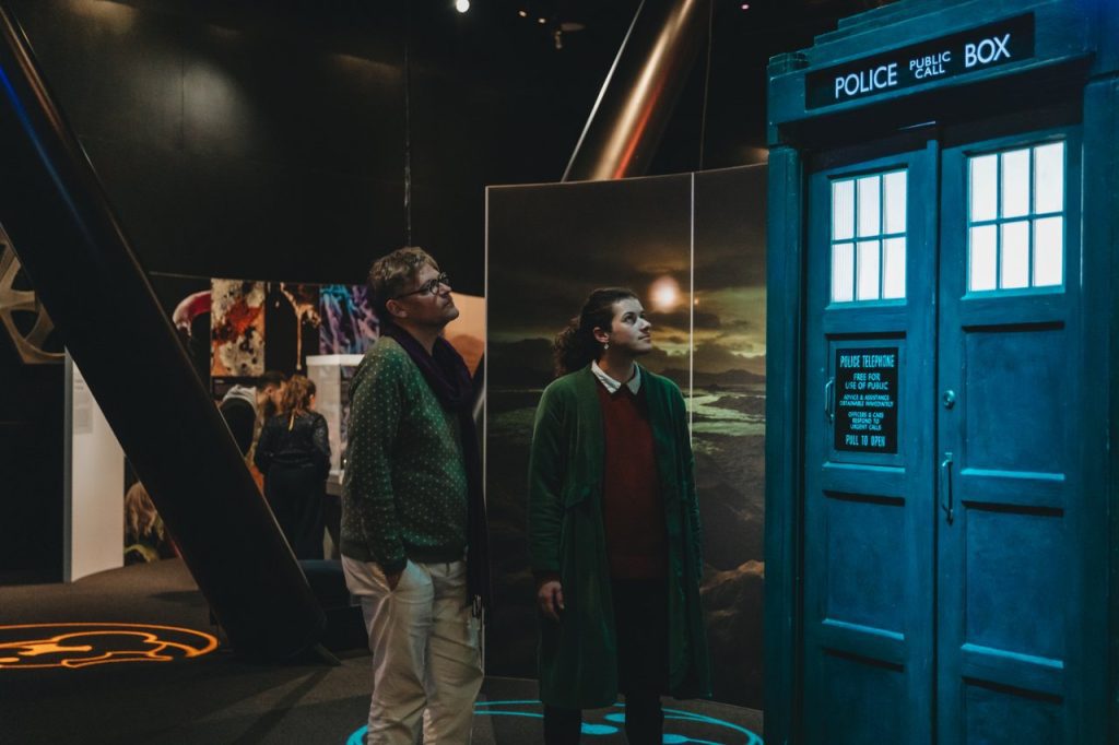 Dos personas afuera de la Tardis