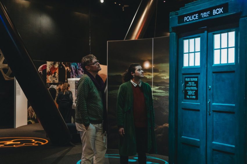 Dos personas afuera de la Tardis