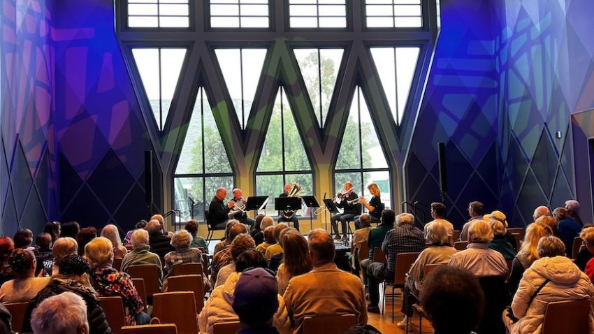 Orquesta pequeña frente al público