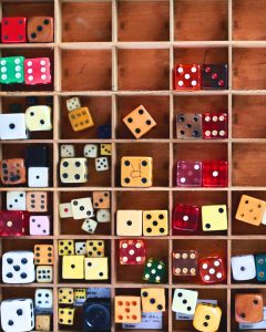 3 dados en cubículos