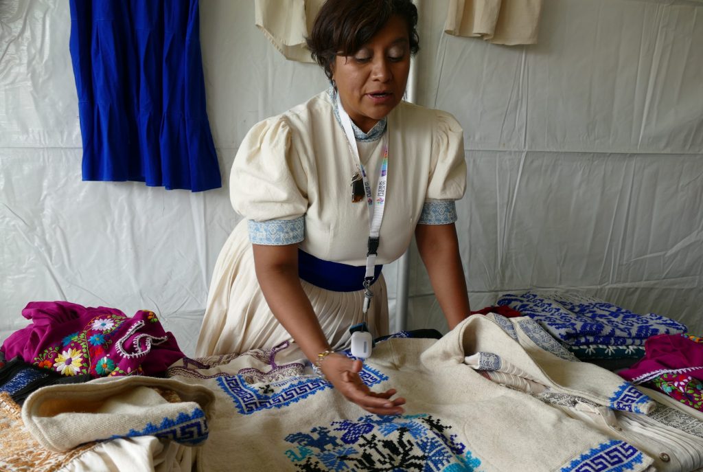 Mujer habla de textiles