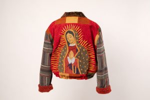 La Virgen de Guadalupe se reinventa en el Mingei International Museum a través del arte textil