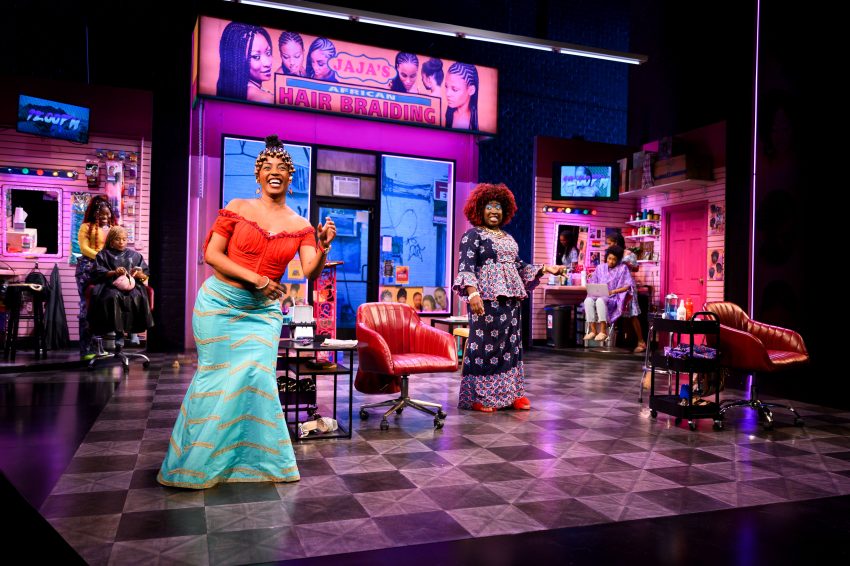 mujeres en un salón de belleza