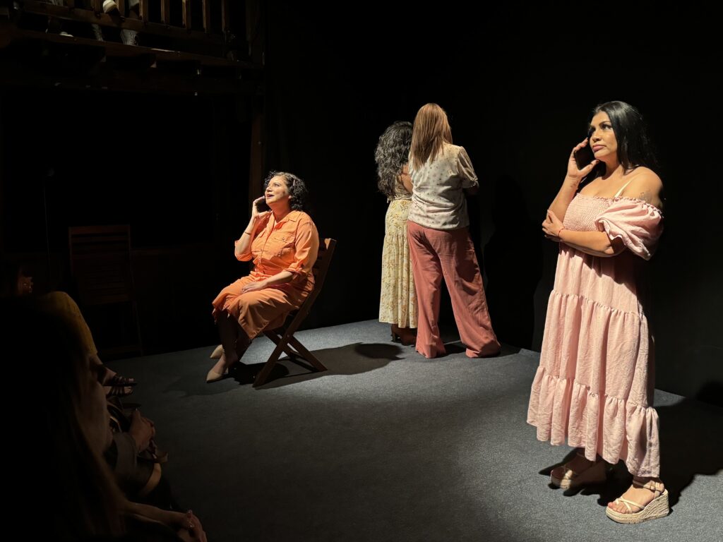 cuatro mujeres en escena