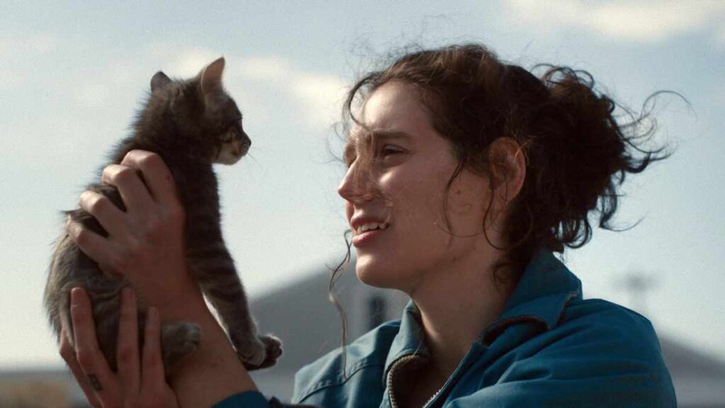 mujer sostiene un gato