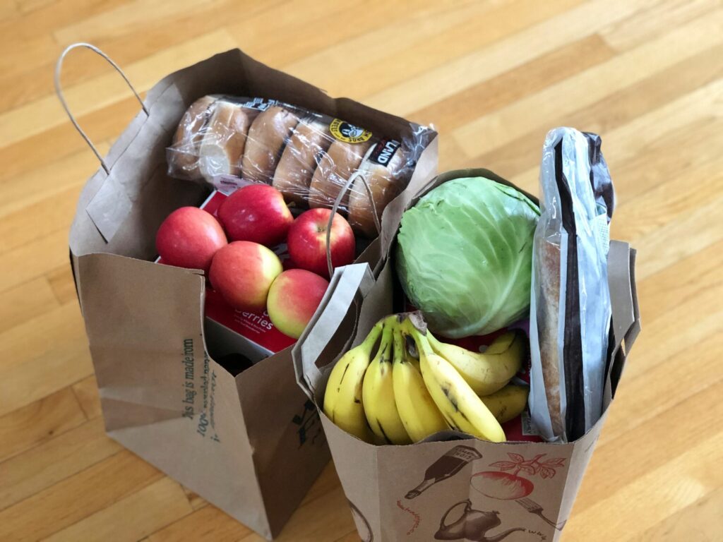 Comida en bolsas de papel
