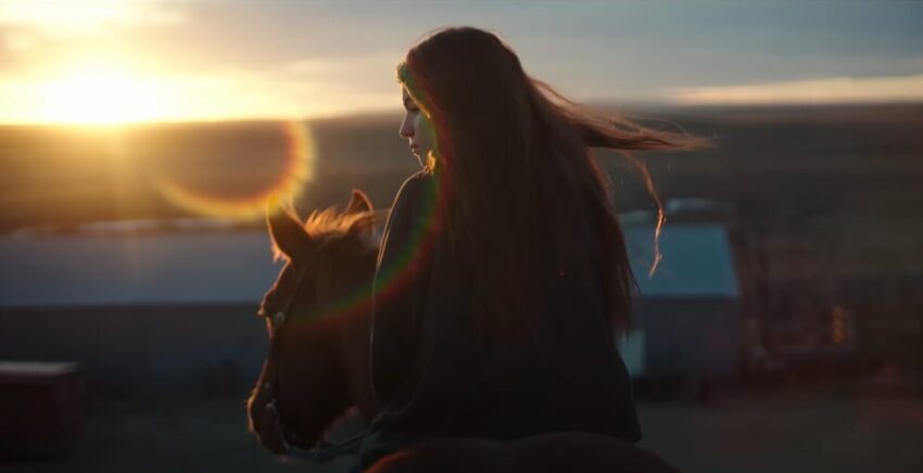 Una adolescente a caballo