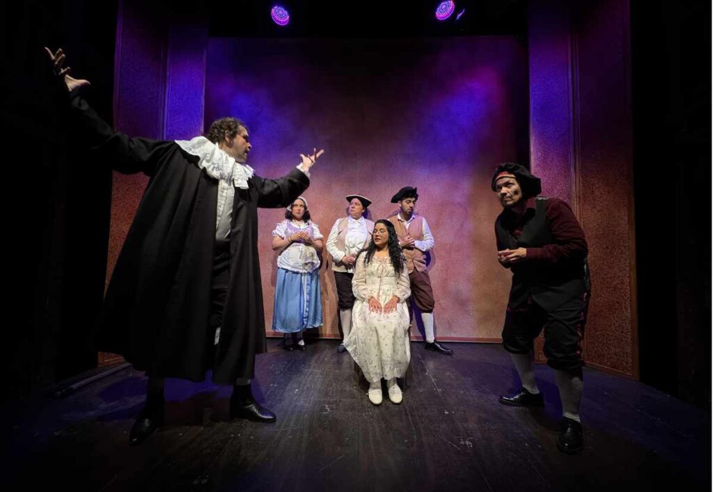 Seis personas en escena