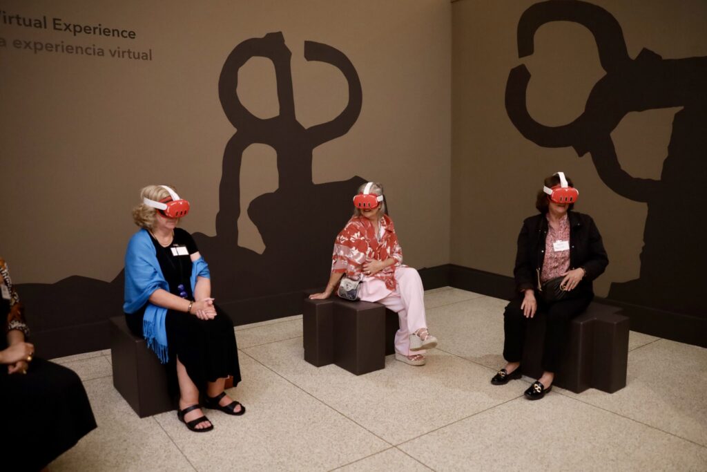 mujeres con visores de realidad virtual