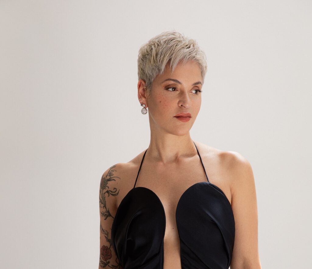 Mujer con pelo corto