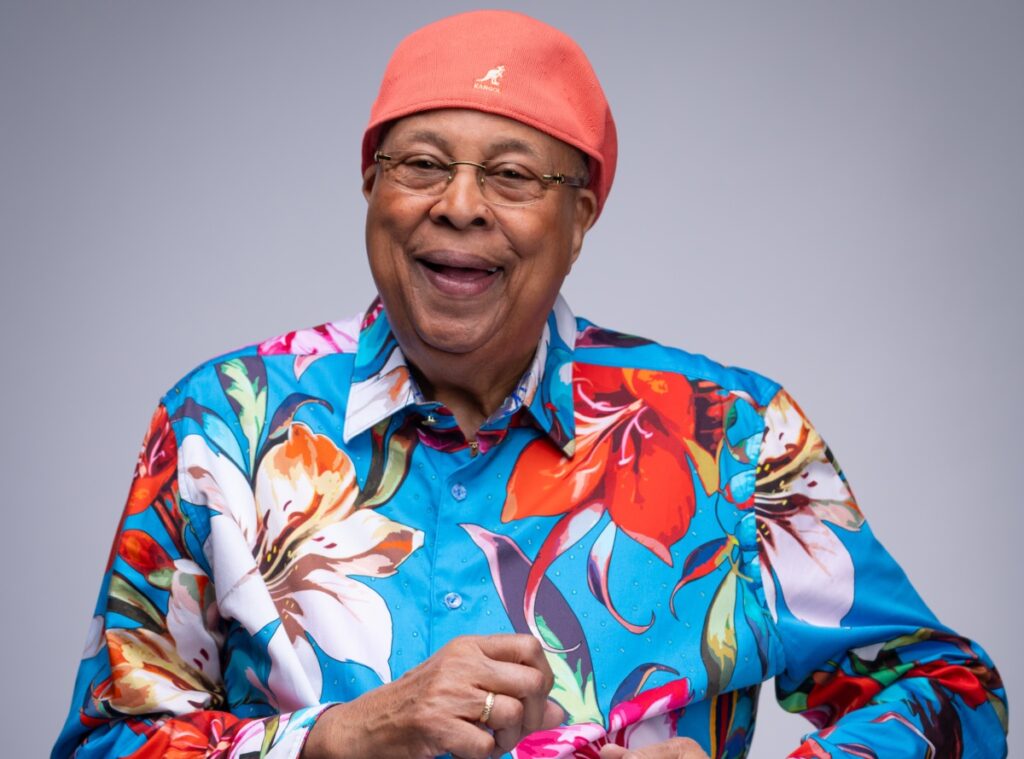 Hombre con camisa de colores