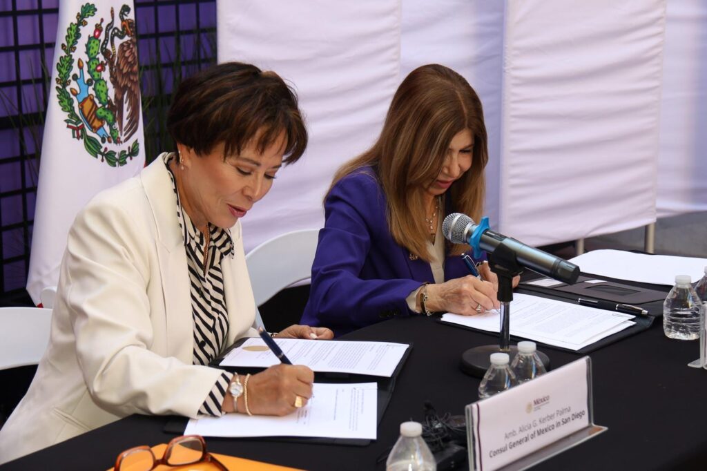 Dos mujeres firman memorandum