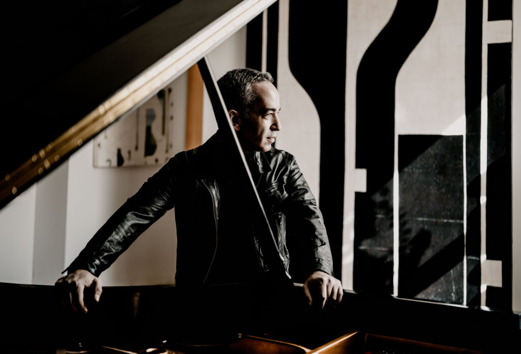 Hombre junto a un piano