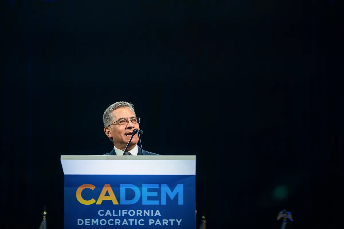 Xavier Becerra no se arriesga en su carrera por la gobernación y no hace promesas Hombre con lentes alp odium