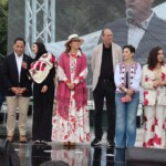 Funcionarios de México y Todd Gloria, alcalde de San Diego, tercero desde la izquierda, durante la inauguración del Tianguis Turístico. Cortesía del Consulado General de México gente de pie