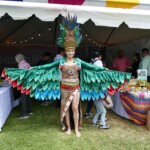 Una modelo con traje regional en el Tianguis Turístico de México. Foto: Lilia O'Hara mujer con traje de ave